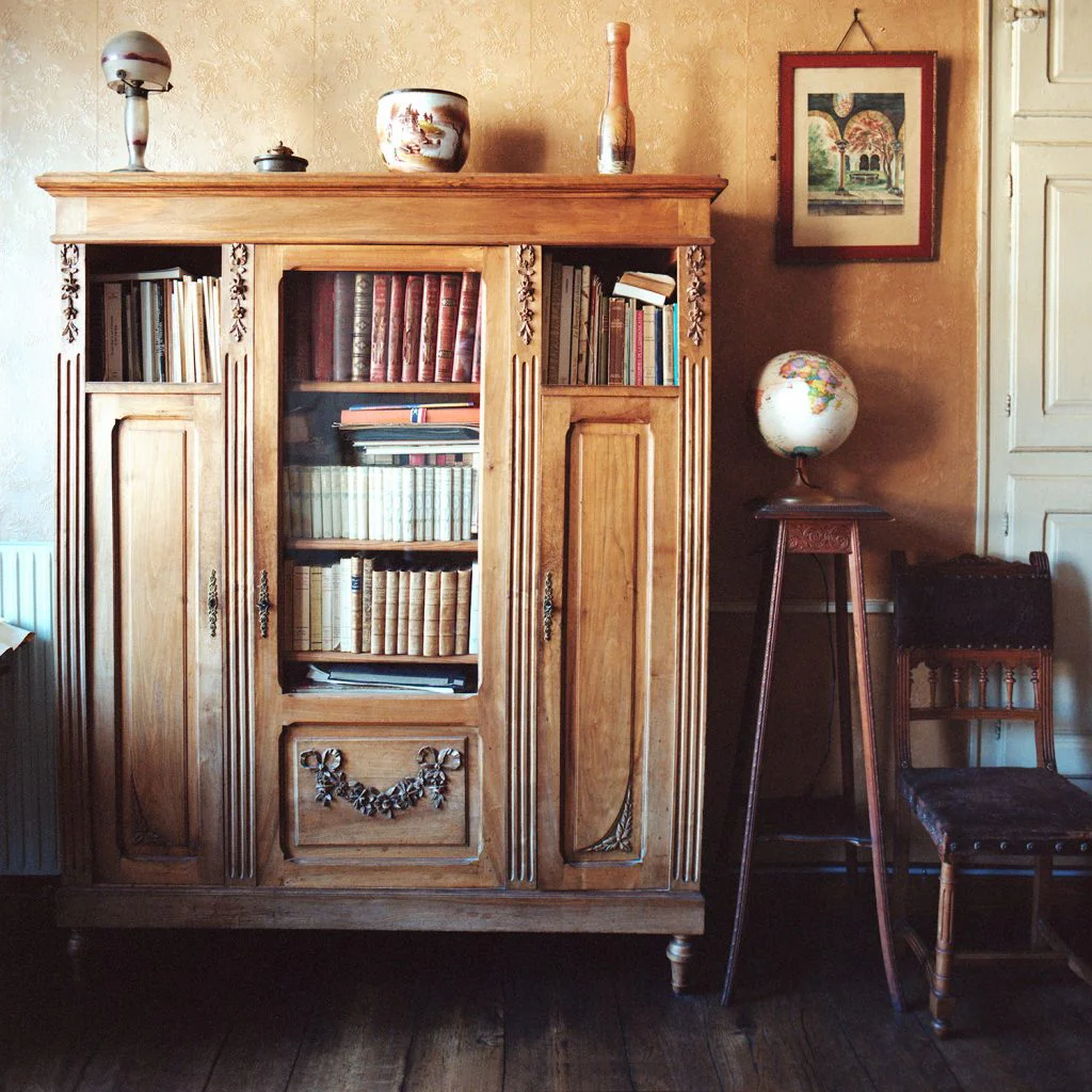 Bibliothèque et mobiliers divers dans le salon, 1er étage.