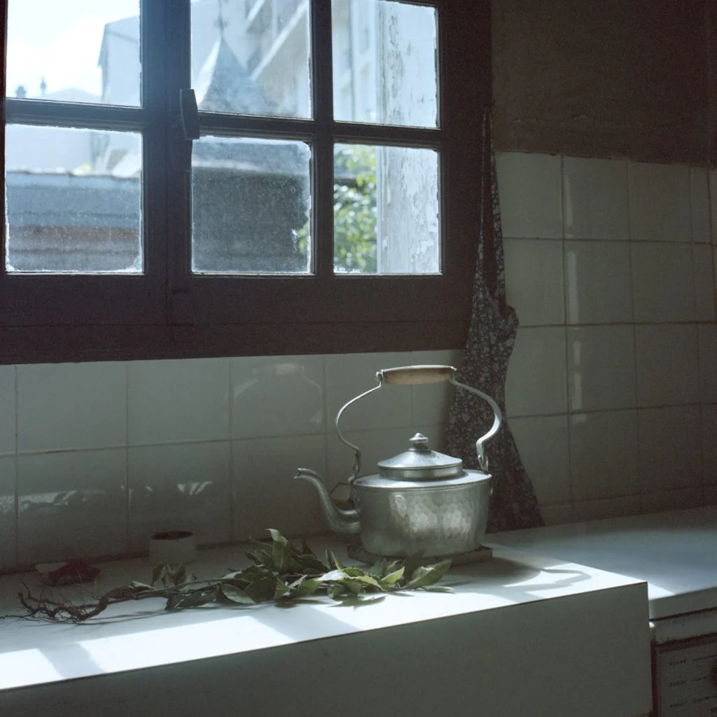 Photographie d'une bouilloire sous la fenêtre de la cuisine, au 3ème étage.