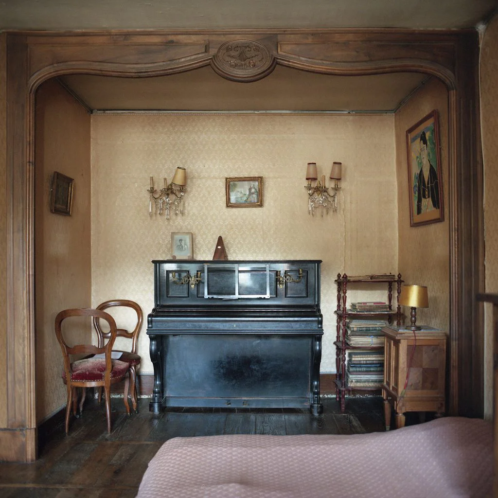 Photographie du piano droit dans la chambre de la tante de Maurice, au 3ème étage.