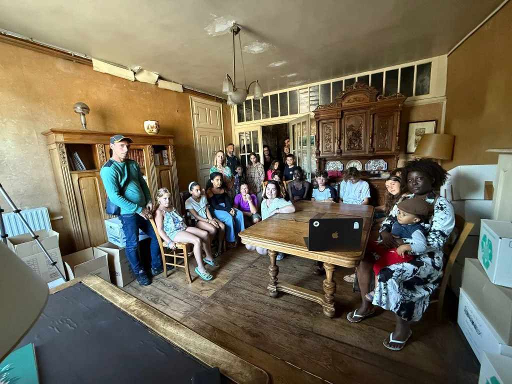 Photographie de l'atelier mené par Mona Darley, dans le salon au 1er étage.