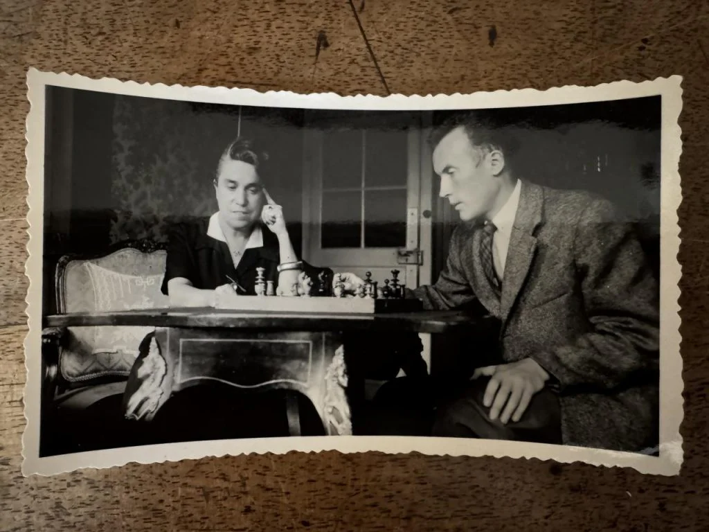 Photographie ancienne en noir et blanc représentant Mathilde et Maurice jouant aux échecs.
