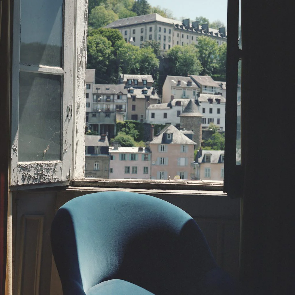 Photographie de la vue de Tulle depuis la fenêtre de la chambre des parents (dossier de la méridienne bleue au premier plan).