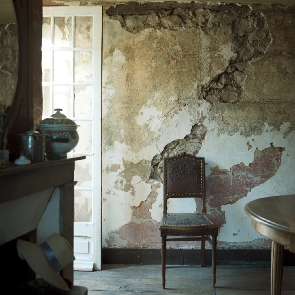 Photographie d'un mur décrépi dans la salle à manger au 3ème étage.