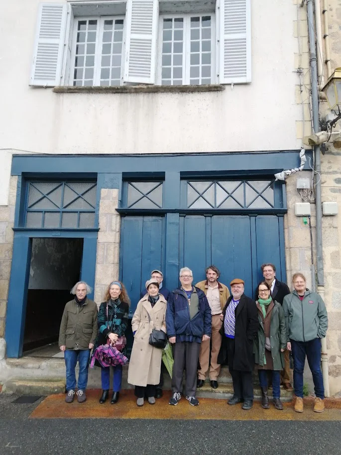 Photographie des membres de l'association réunis devant la porte d'entrée de la maison, à l'occasion des 400 ans de la naissance de Blaise Pascal.
