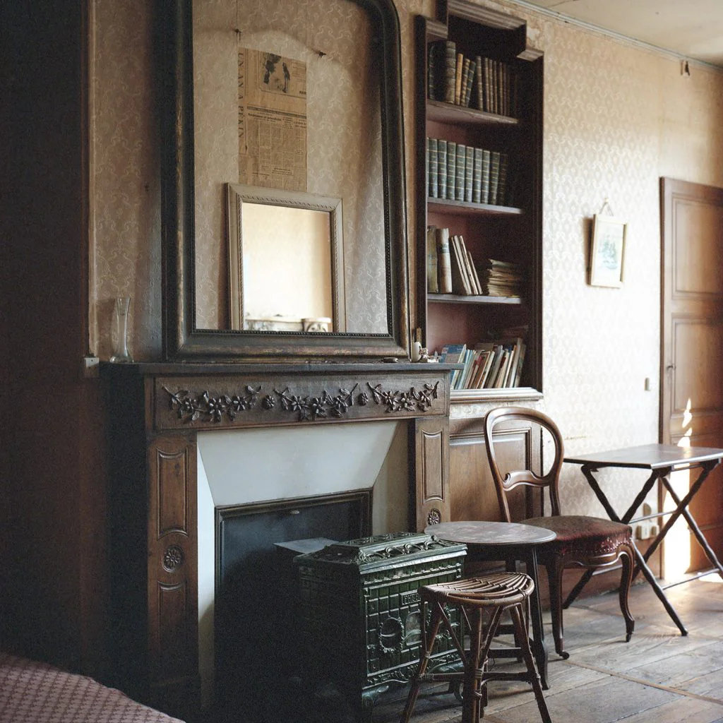 Photographie d'une cheminée entourée de mobilier.