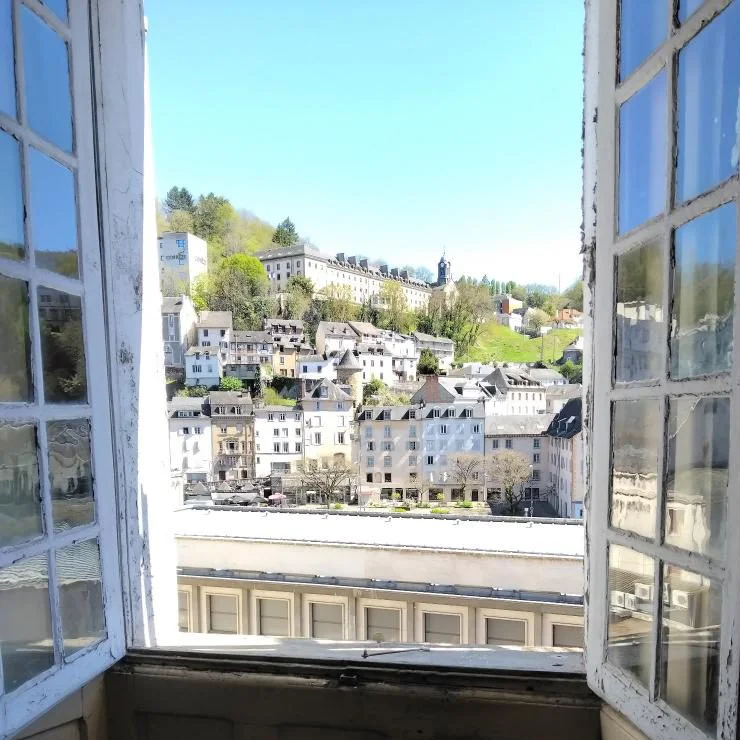 Photo d'une fenêtre ouverte sur la ville de Tulle.